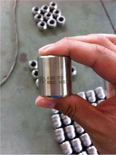 UNS N02200 2.4066 Sokit forġjat Bil-kamin Elbow Tee Cap Cross Coupling